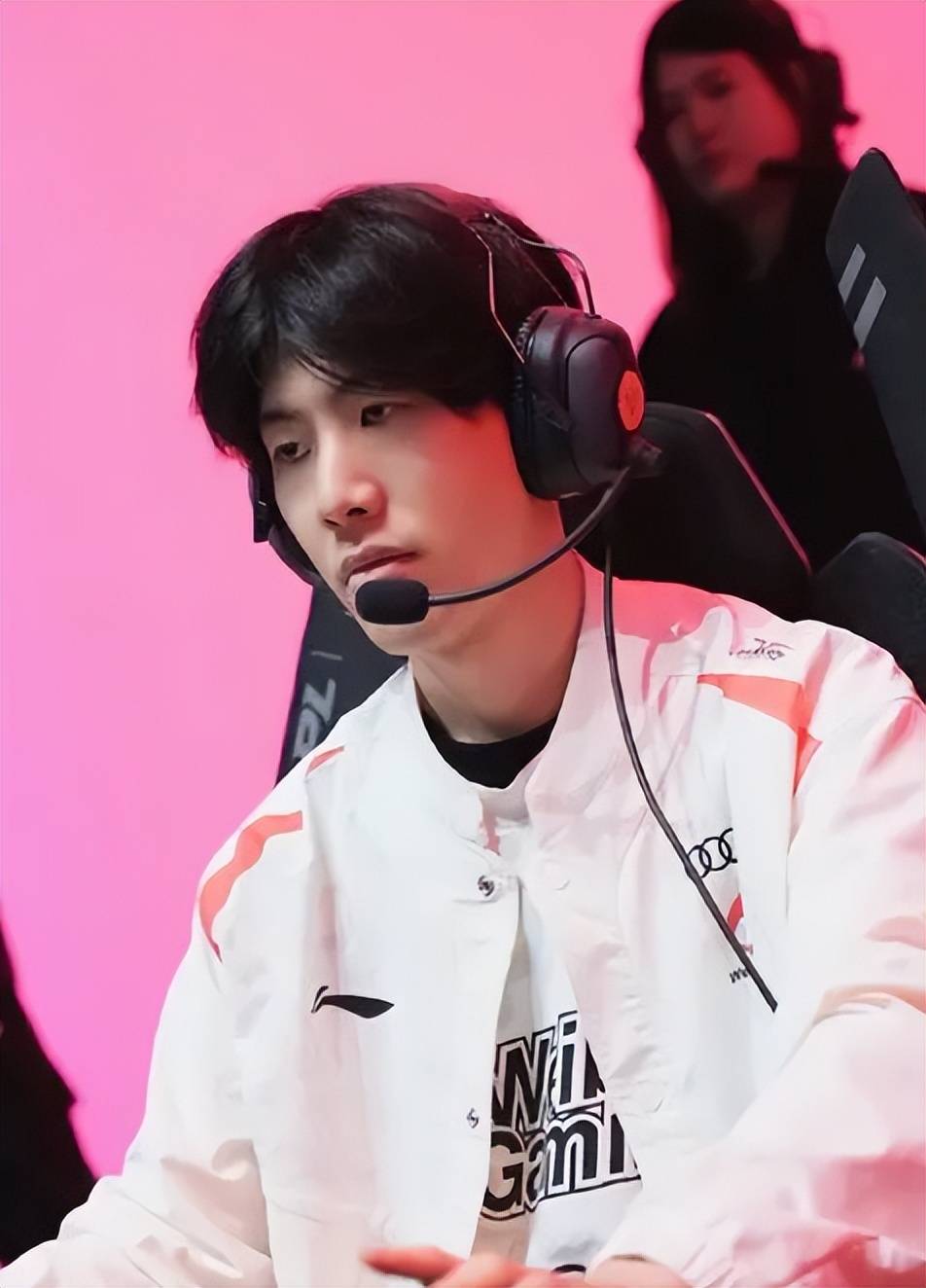 在本场与弗 在本场与弗